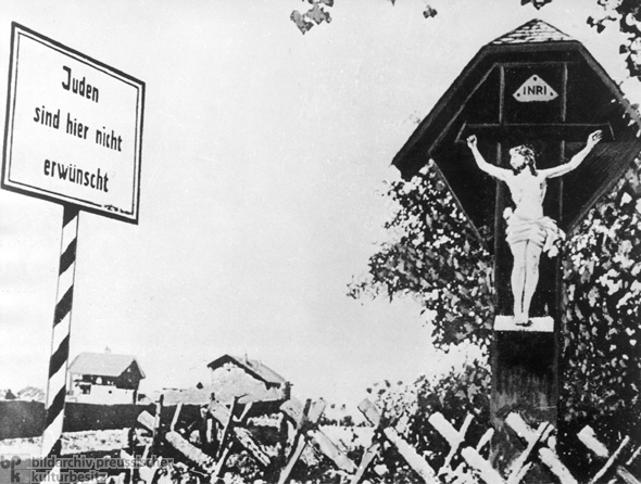 Kruzifix und Antisemitismus vor einem Dorf in Franken (1935)